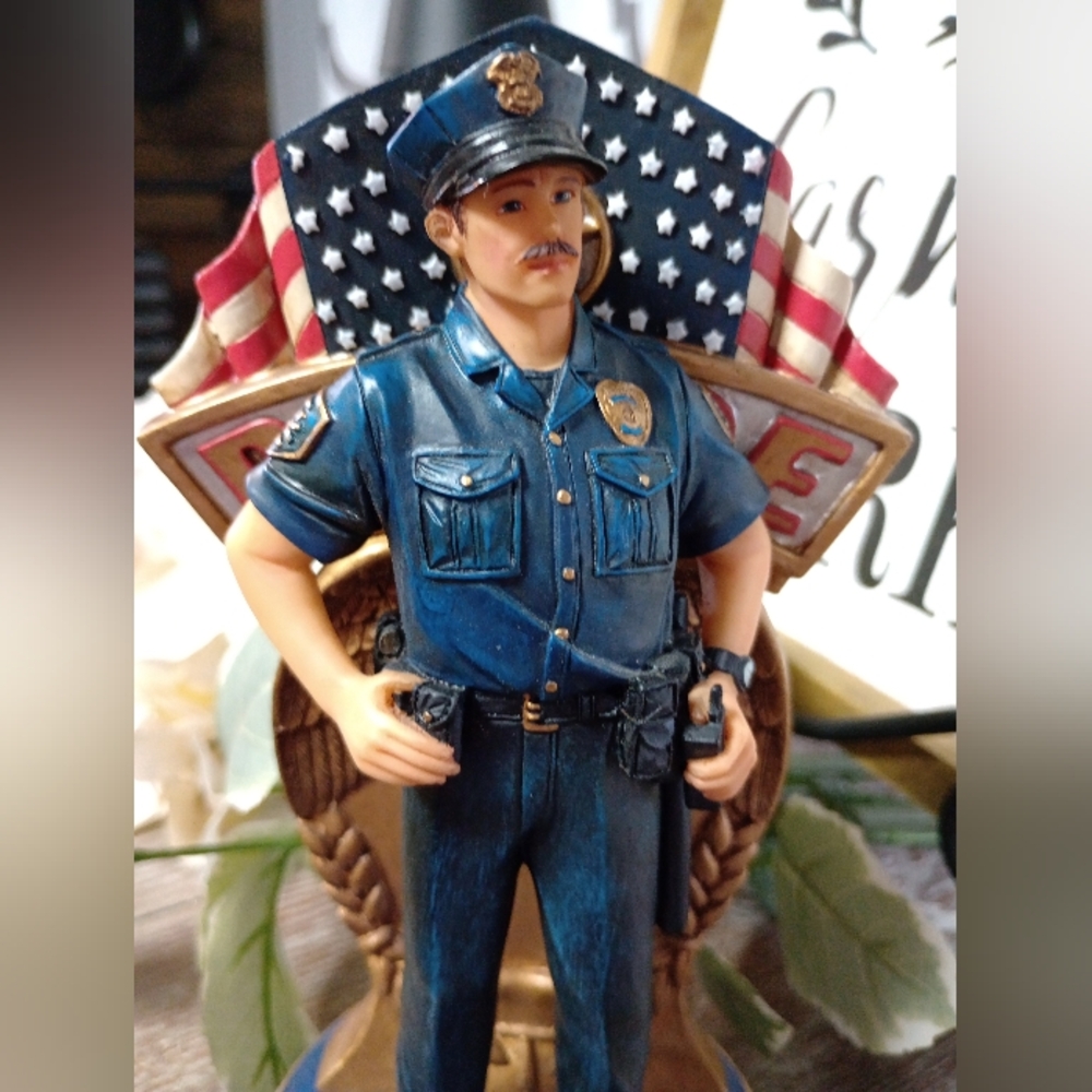 Blue Hats Of Bravery - Police Officer "On Duty" Figurine - Vanmark 2004